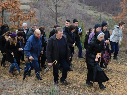 FOTO: Vlč. Ljubo Zadrić predvodio križni put na Uzdolu