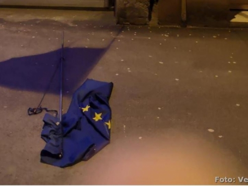 Napad na veleposlanstvo RH u Sarajevu, potrgana i bačena zastava EU