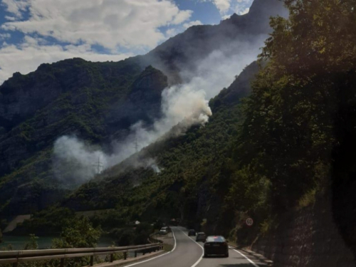 Tri požara u Jablanici, tražit će se pomoć helikoptera