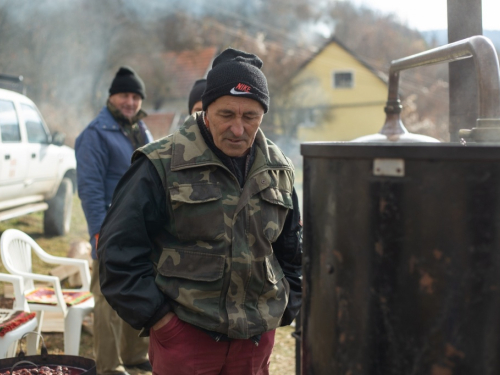 FOTO: Sezona je pečenja rakije na Orašcu – ''Veseli stroj'' radi punom parom