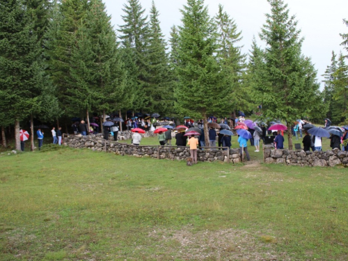 FOTO/VIDEO: Na Vranu služena sv. misa za poginule duvandžije