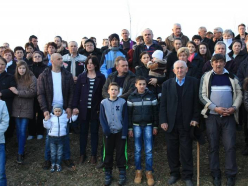 FOTO: Fra Andrija Jozić predvodio Križni put na Uzdolu