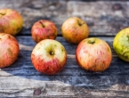Zbog čega nastaju crne točkice na jabukama i jesu li one štetne?