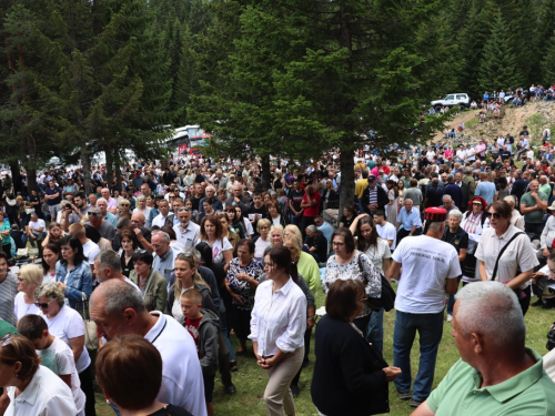 FOTO/VIDEO: Tisuće hodočasnika okupilo se na Kedžari u spomen na Divu Grabovčevu