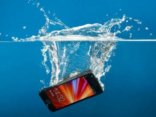 Kad vam padne mobitel u vodu: Evo kako ga spasiti