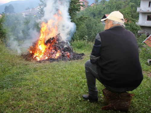 FOTO: Paljenjem svitnjaka Rama dočekuje sv. Ivu