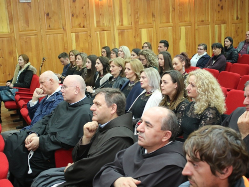 FOTO: Na Šćitu predstavljen zbornik radova ''Nepomireno društvo - nepomirena pamćenja''