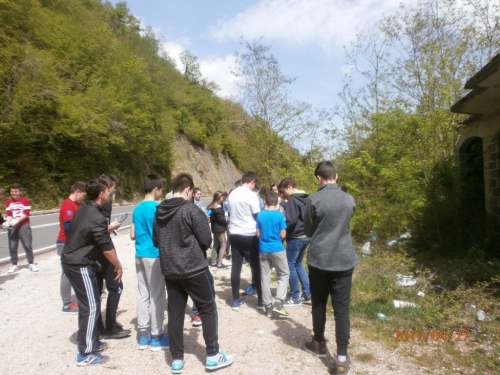 Učenici OŠ Ivan Mažuranić Gračac proveli akciju čišćenja okoliša u sklopu projekta Let’s Do It