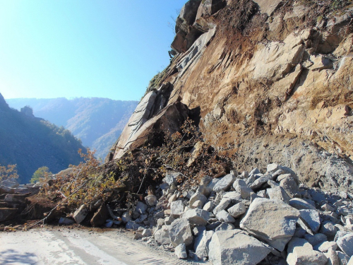 Zbog odrona na dionici M16.2 Jablanica - Prozor obustavljen promet