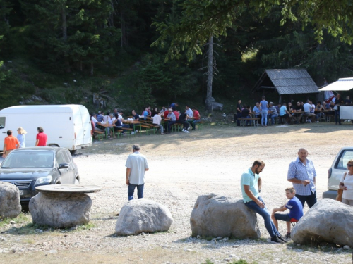 FOTO: Na Vranu služena sv. misa za poginule duvandžije