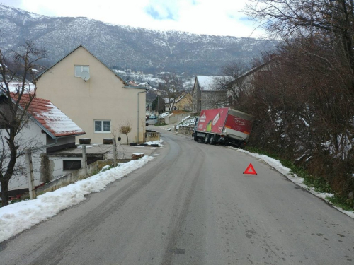 FOTO: Prometna u Jaklićima, kamion završio u jarku