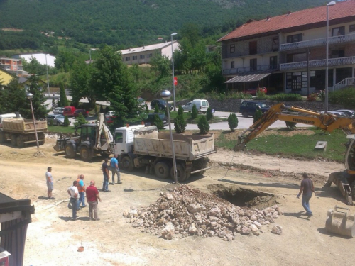 FOTO: U Prozoru se prevrnuo kamion natovaren zemljom