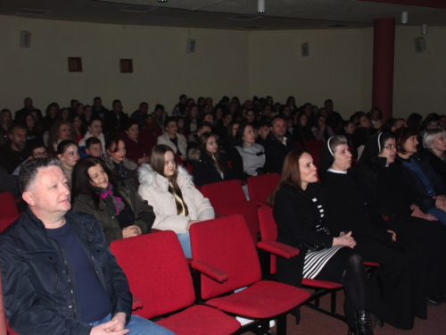 FOTO: Mladi župe Prozor izveli predstavu ''Naš Badnji dan''