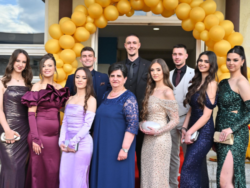 FOTO/VIDEO: Uskoplje ispratilo 63 maturanta, među njima i 9 iz Rame