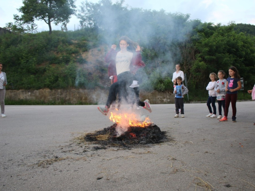 FOTO: Paljenjem svitnjaka Rama dočekuje sv. Ivu