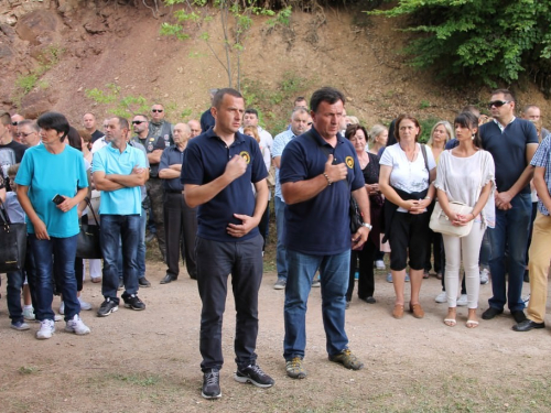 FOTO: Na Pomenu otkrivena spomen-ploča dvojici poginulih branitelja iz Rame