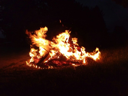 FOTO: Paljenjem svitnjaka Rama dočekuje sv. Ivu