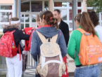 Za pripremu dvoje učenika za školu potrošit će se prosječna bh. plaća