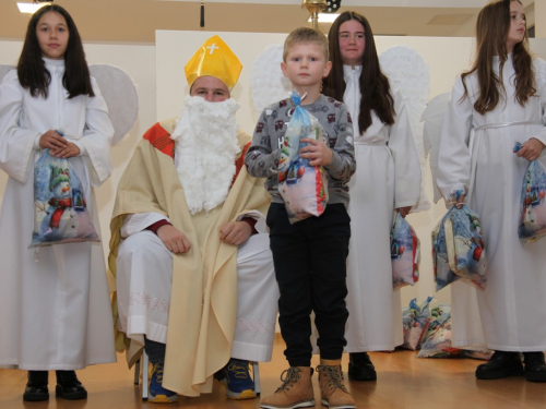 FOTO: Sveti Nikola razveselio najmlađe u župi Rumboci