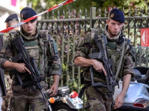 Pariz: Terorist koji se zabio autom u vojnike upucan i uhićen