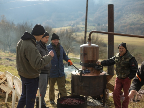 FOTO: Sezona je pečenja rakije na Orašcu – ''Veseli stroj'' radi punom parom