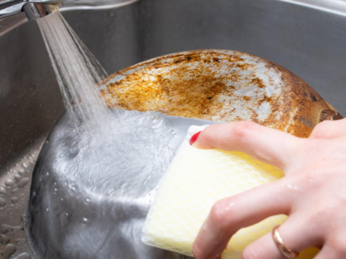 Kako očistiti zagorjelu donju stranu tave u par minuta, bez muke i ribanja