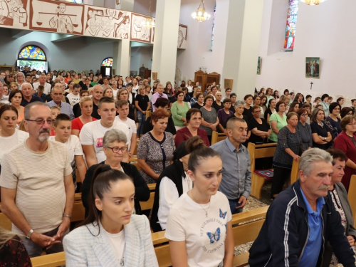 FOTO: Započela trodnevnica u župi Rama-Šćit, prvašići darovani prigodnim darovima