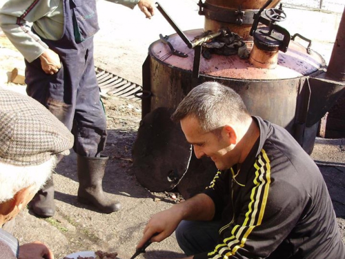 Ćoro i u 87. godini života neumorno peče rakiju na svom 'veselom stroju'