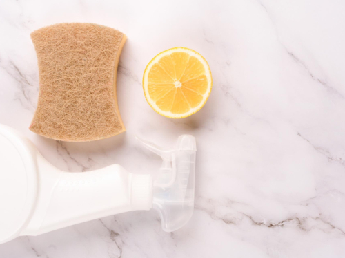 Domaći srpej: Očistite masnoću s kuhinjskih pločica i fuga u trenu