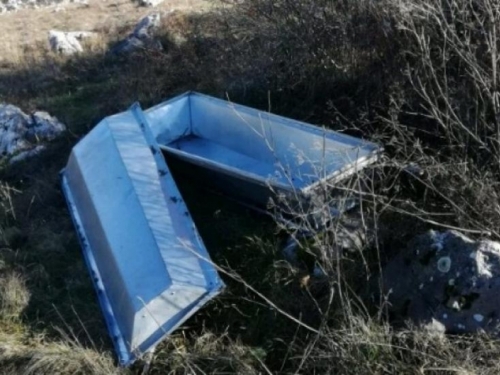 Uz cestu Livno - Šujica pronađen mrtvački sanduk