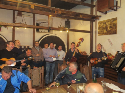 FOTO: Ramljaci na druženju kod Mladena Papka, iločkog vinara ramskih korijena