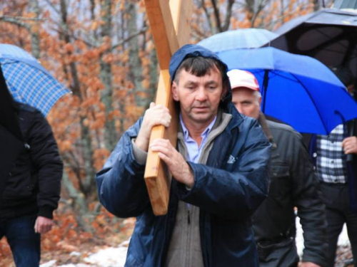 FOTO: Provincijal fra Lovro Gavran predvodio misu i Križni put na Uzdolu