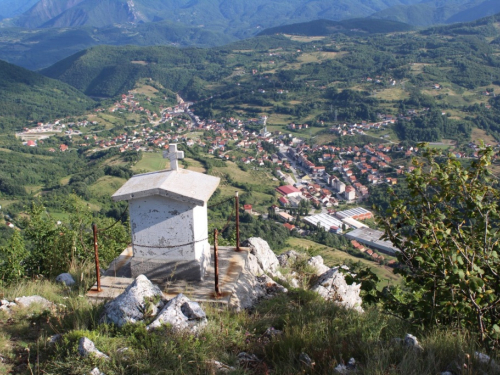 FOTO| Gmićani podigli križ na Makljenu