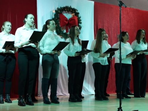 FOTO: Božićni koncert u Prozoru ''Narodi nam se Kralj nebeski''