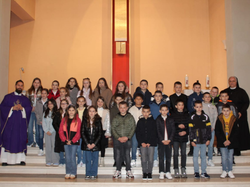 FOTO: Predstavljanje budućih prvopričesnika u župi Prozor