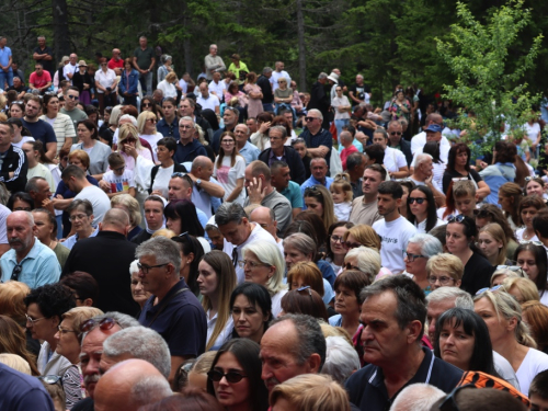 FOTO/VIDEO: Tisuće hodočasnika okupilo se na Kedžari u spomen na Divu Grabovčevu