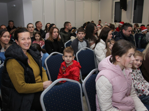 FOTO: Sveti Nikola razveselio najmlađe u župi Rumboci
