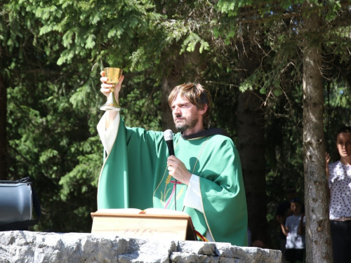 FOTO: Na Vranu služena sv. misa za poginule duvandžije