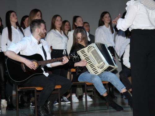 FOTO: Srednjoškolska priredba povodom Valentinova