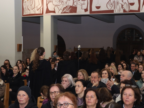 FOTO: Čuvarice pjesmom ispunile crkvu na Šćitu