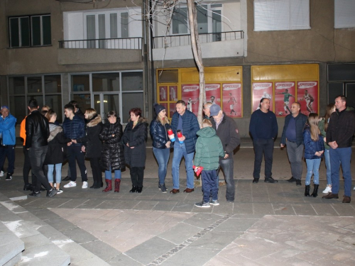 FOTO: U Prozoru upaljene svijeće za žrtve Vukovara i Škabrnje