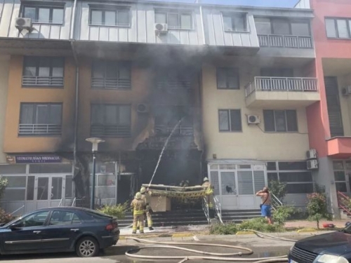 Sarajevo: Požar u prodavaonici boja i lakova gotovo uništio stambenu zgradu