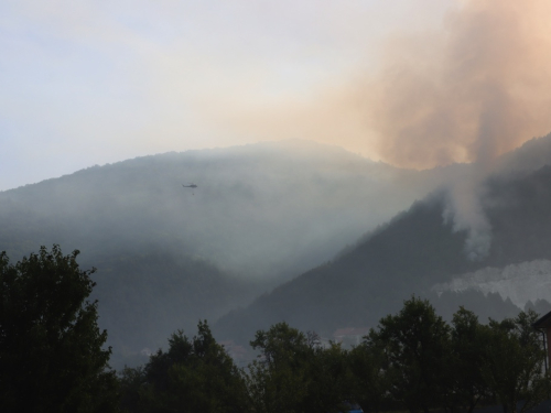 Požar u Rami i dalje gori: Helikopter OS BiH na terenu, iščekuje se pomoć kanadera iz Hrvatske