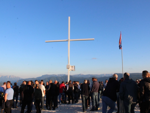 FOTO| Gmićani podigli križ na Makljenu