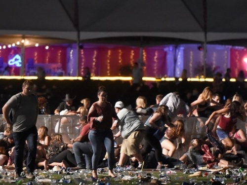 Očevici pokolja u Las Vegasu: "Pucnjava nije prestajala, čuli smo na stotine metaka"