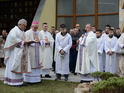 FOTO: Mons. dr. Pero Sudar blagoslovio novi križ i spomenik Stjepanu Džalti na Uzdolu