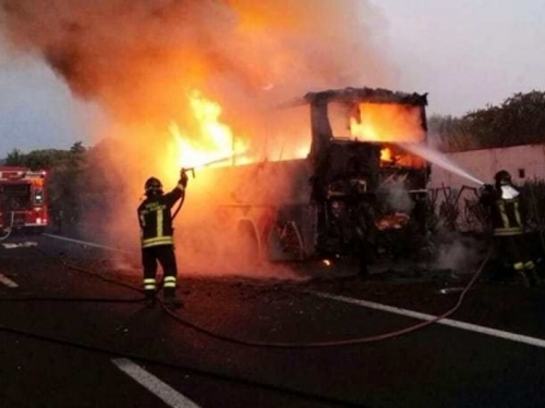 Italija: U autobusnoj nesreći poginulo najmanje 16 učenika