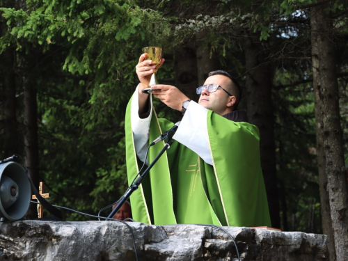 FOTO: Na Vranu služena sv. misa za poginule duvandžije