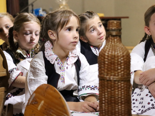 FOTO: Večer folklora u Domu kulture: Susret tradicije, glazbe i zajedništva