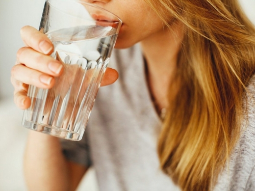 Dovoljan unos vode može usporiti starenje i produžiti život